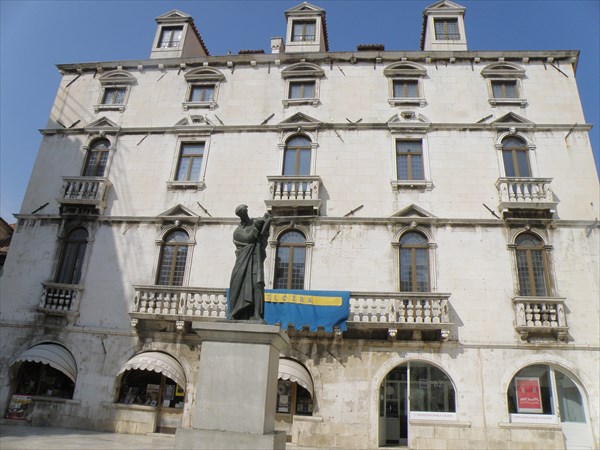 192-Фруктовая площадь-палаццо Милези-памятник Марко Маруличу